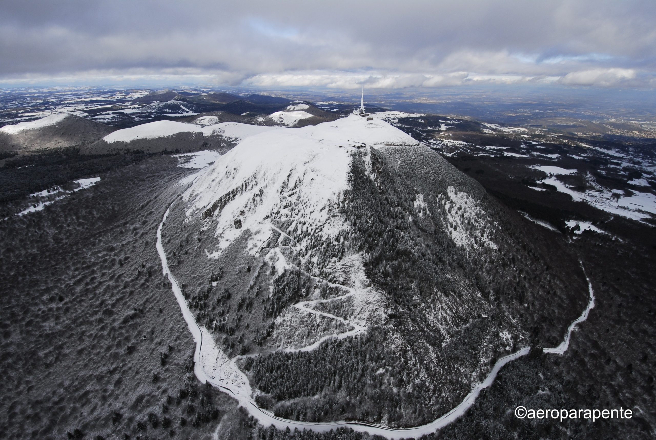 vue aerinne du puy de dome dans la neige