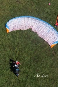 vue d'en haut d'un decollage de parapente