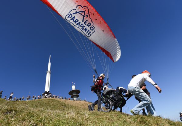 Vol en parapente biplace adapté aux personnes en situation de handicap au Puy de Dôme