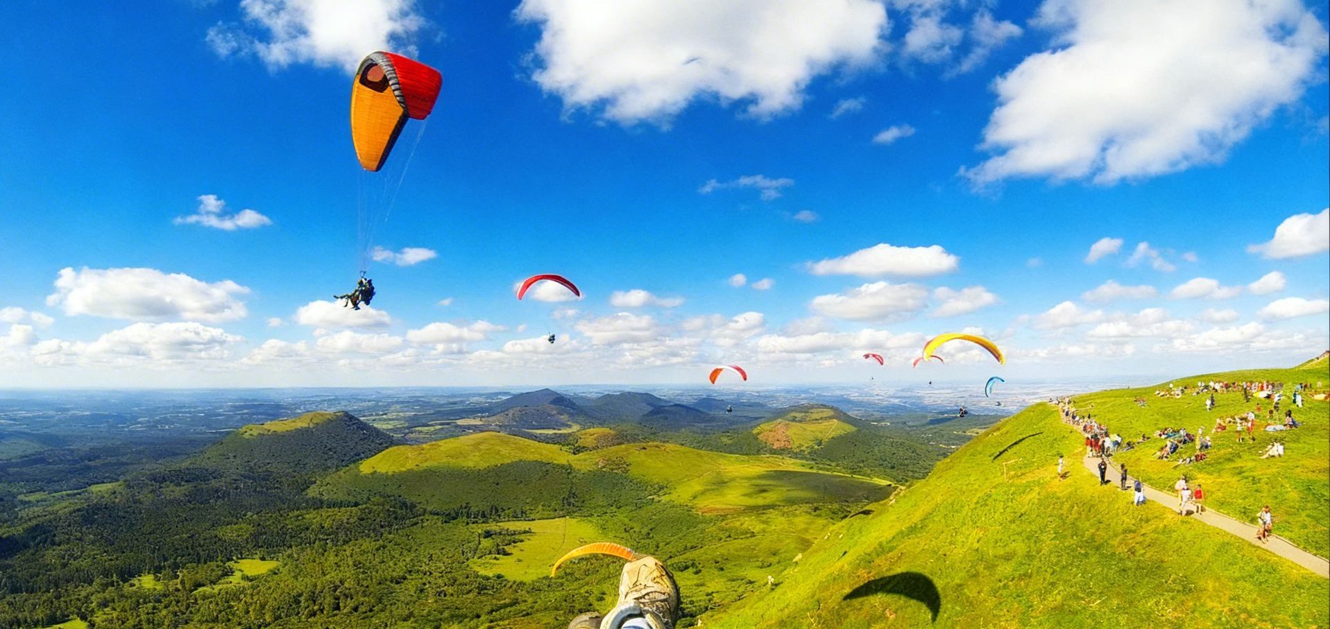 vol parapente sur la chaine des domes unesco